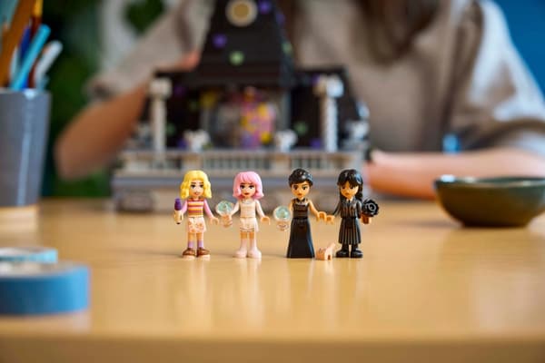 LEGO® Wednesday & Enids korridorsrum 76781