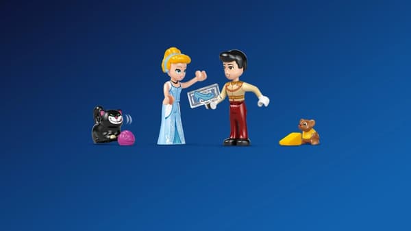 LEGO® Disney Askungens slott och häst med vagn 43275