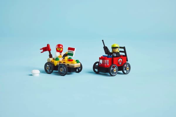 LEGO® City Pizzabil mot brandbil racingpaket 60458