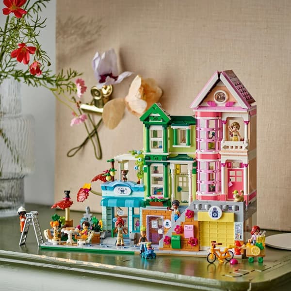 LEGO® Friends Heartlake Citys lägenheter och butiker 42670