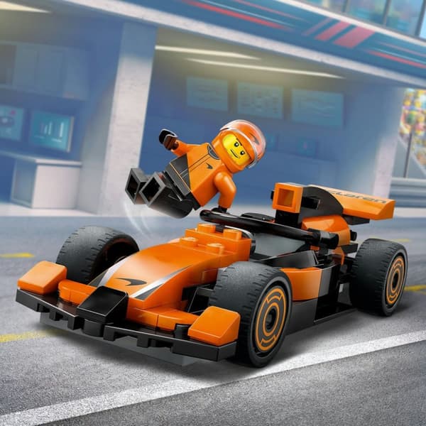 LEGO City F1 förare med McLaren racerbil 60442