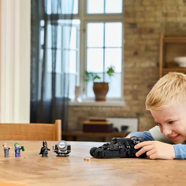 LEGO Super Heroes Batmans Tumbler mot Two-Face och Jokern 76303