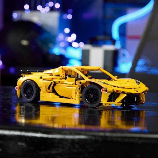 LEGO® Technic Chevrolet Corvette Stingray 42205