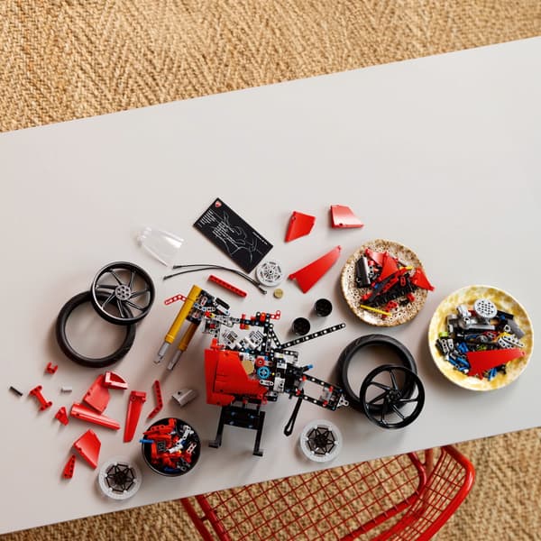 LEGO Technic - Ducati Panigale V4 S motorcykel