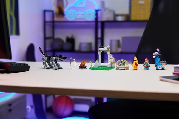 LEGO Fortnite 77075 Peely & Sparkplug's Camp