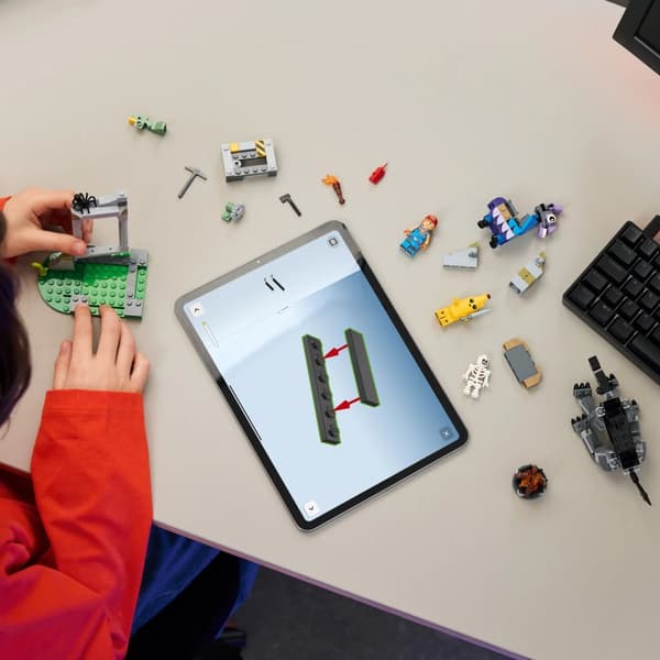 LEGO® Fortnite® Peely och Sparkplugs läger 77075