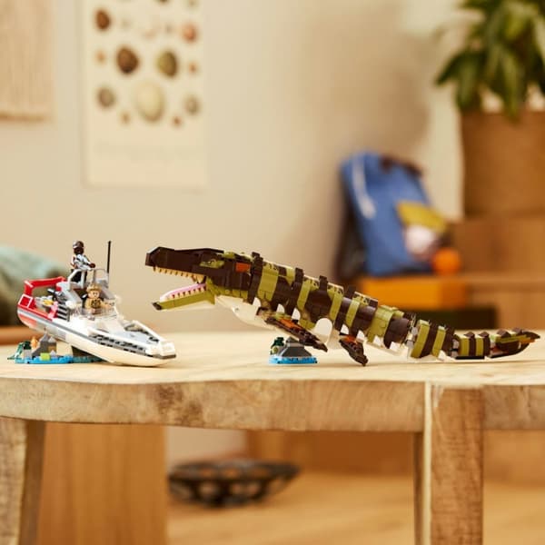 LEGO Jurassic World Båtuppdrag med klossbyggd mosasaurus 76974
