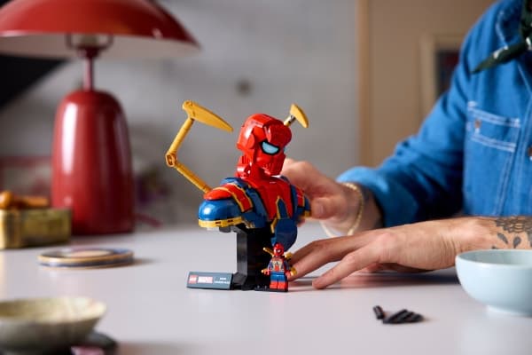 LEGO Super Heroes 76326 Byste av Iron Spider-Man
