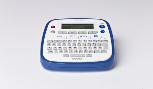 Brother P-Touch PT-D200BWVP - etiketmaskine - monokrom - termotransfer - rulle (1,2 cm) - 180 dpi - op til 20 mm/sek. - Strømforsyning (PTD200BWVPG1) Blå, Hvid