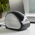 Pikkukuva 7 / 8: DYMO LabelWriter 550 -tarratulostin ja -tarrat | 2 x monitoimiset LW-tarrat (yhteensä 1320) | 1 x LW-käyntikorttitarrat (300 per rulla) | Kestävät LW-