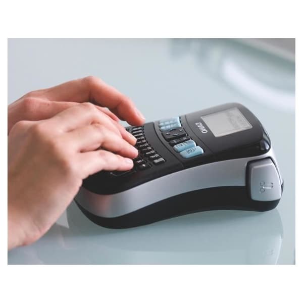 DYMO LabelManager 210D, bärbar etikettmaskin + startetikettkassett D1, svart på vitt, 12mm x 3m, AZERTY-tangentbord