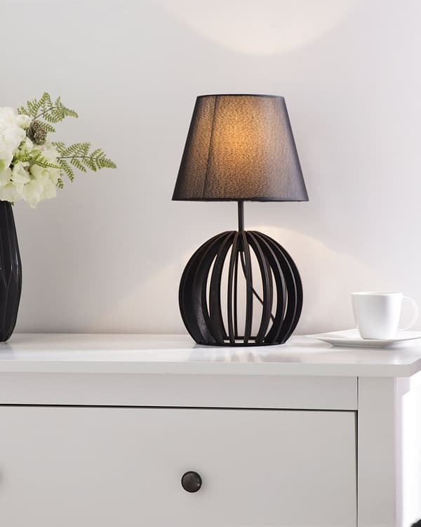 Bordslampa i Svart Rund Klassisk Lampskärm Trä Lampfot