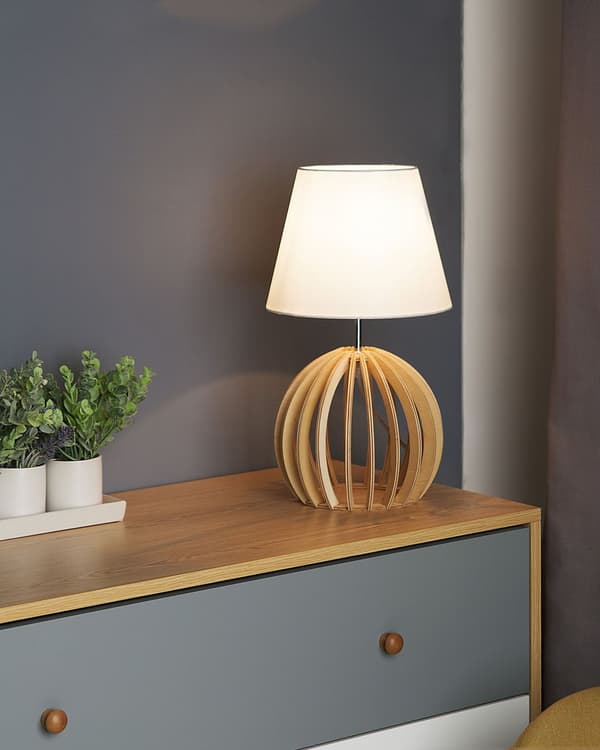 Bordslampa i Vitt Rund Klassisk Lampskärm Trä Lampfot