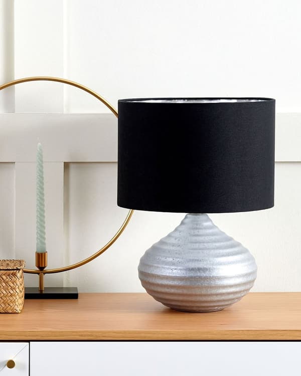 Bordslampa Silver/Svart Keramisk Rund Lampskärm med Ribbad Glamourbas