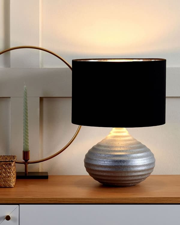 Bordslampa Silver/Svart Keramisk Rund Lampskärm med Ribbad Glamourbas