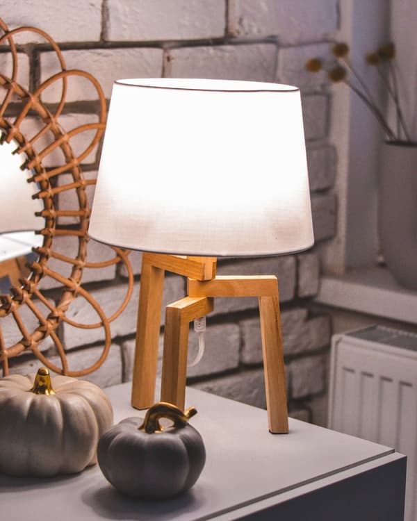 Bordslampa i Vitt Modern Skandinavisk Stil Tre Asymmetriska Ben