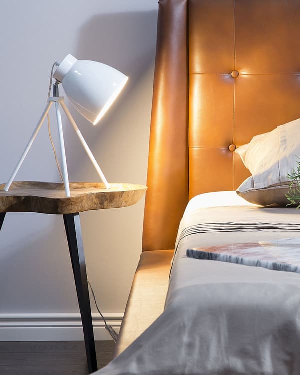 Bordslampa i Vitt Rund Lampskärm Metall Lampfot