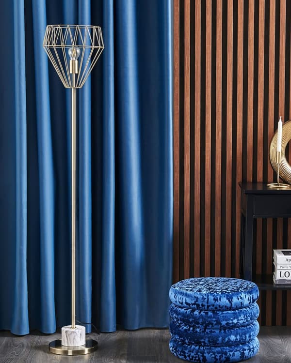 Modern Golvlampa av Metall med en Lampskärm av Mässing