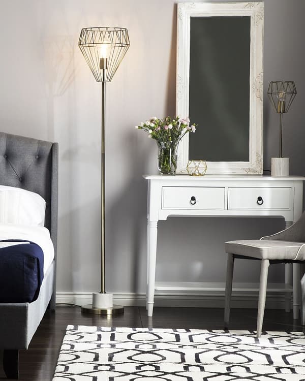 Modern Golvlampa av Metall med en Lampskärm av Mässing