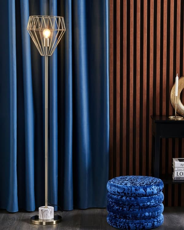 Modern Golvlampa av Metall med en Lampskärm av Mässing