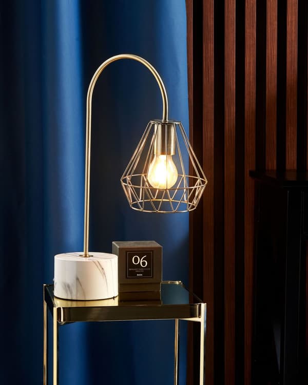Bordslampa i Mässing Färg Elegant Unik Metall Lampfot