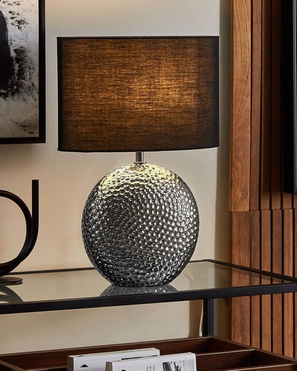 Bordslampa med Svart Skärm och Silver Lampfot