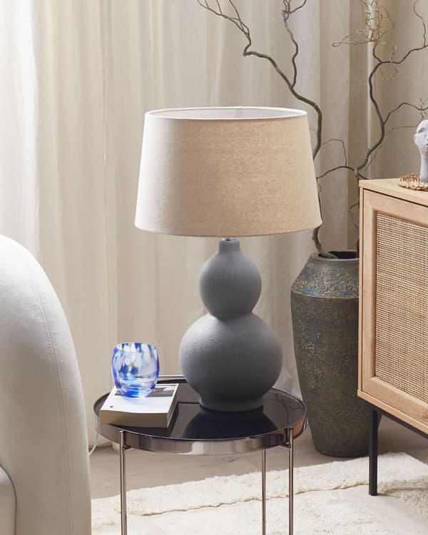 Bordslampa Grå Keramik Bas Unik Form Vit Tygskärm Modern Design Hembelysning