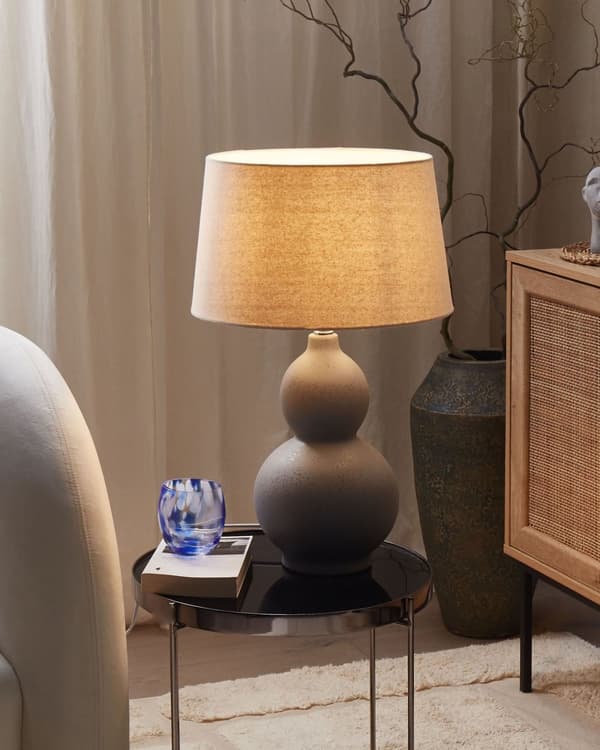 Bordslampa Grå Keramik Bas Unik Form Vit Tygskärm Modern Design Hembelysning