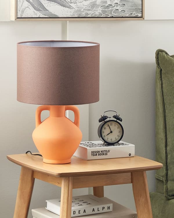 Bordslampa Sockel i orange keramik Trumformad skärm i linne Minimalistisk design