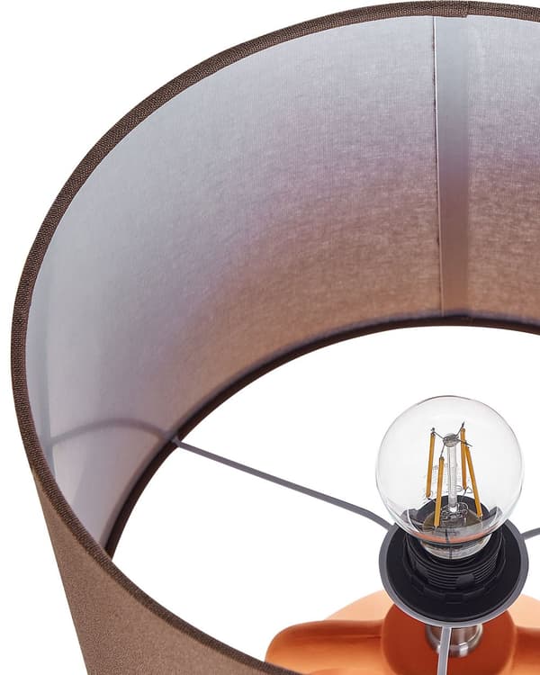 Bordslampa Sockel i orange keramik Trumformad skärm i linne Minimalistisk design