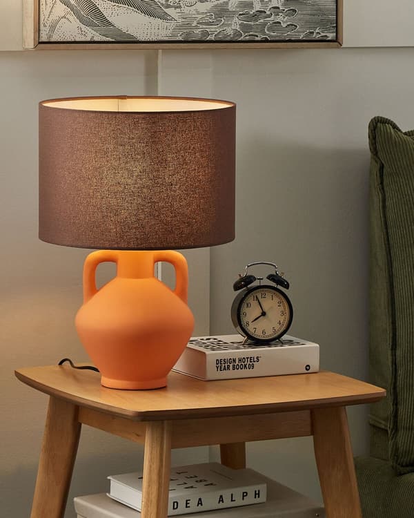 Bordslampa Sockel i orange keramik Trumformad skärm i linne Minimalistisk design