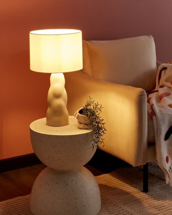 Bordslampa Beige keramik 30 x 30 x 51 cm Beige konformad skärm Sängbord Vardagsrum Sovrum Belysning Modern Minimalistisk