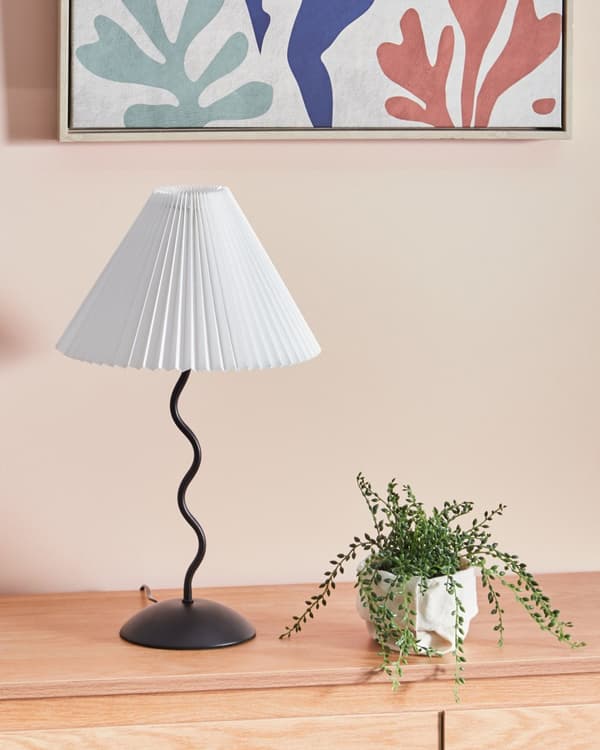 Bordslampa Svart metallbas Syntetiskt material Vit skärm Nattduksbord Nattlampa
