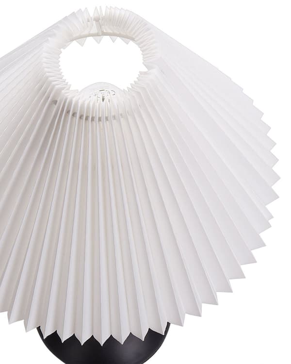 Bordslampa Svart metallbas Syntetiskt material Vit skärm Nattduksbord Nattlampa