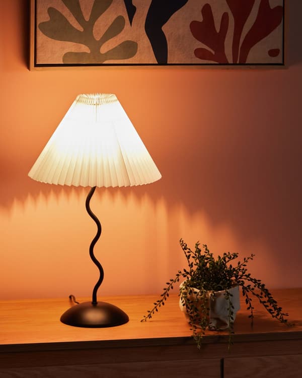 Bordslampa Svart metallbas Syntetiskt material Vit skärm Nattduksbord Nattlampa