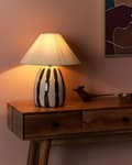 Miniatyrbild 2 av 9: Bordslampa Ljusbeige och svart keramik 41 cm Vit konskärm Handgjord Sängbord Vardagsrum Sovrum Belysning