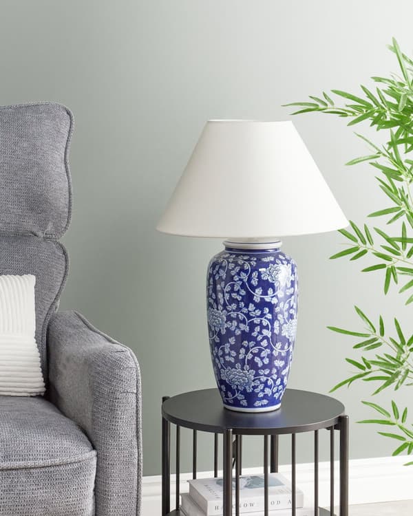 Bordslampa Blå och Vit Porslinsfot Linneskärm Trumformad Blomsterdesign Belysning Sovrum Vardagsrum