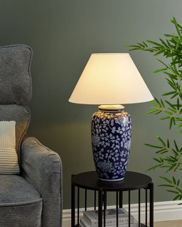 Bordslampa Blå och Vit Porslinsfot Linneskärm Trumformad Blomsterdesign Belysning Sovrum Vardagsrum