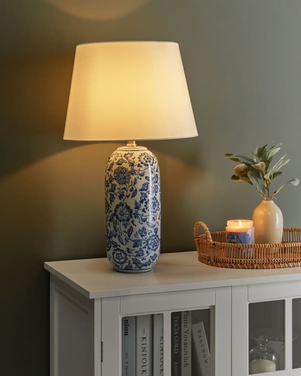 Bordslampa Blå och Vit Porslinsfot Linneskärm Blommönster Vardagsrum Sovrum Belysning