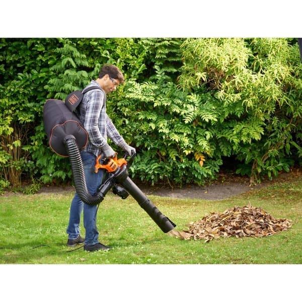 Blås Black & Decker Haveflismaskine 3000 W - Effektiv haveflismaskine til nem brug derhjemme.