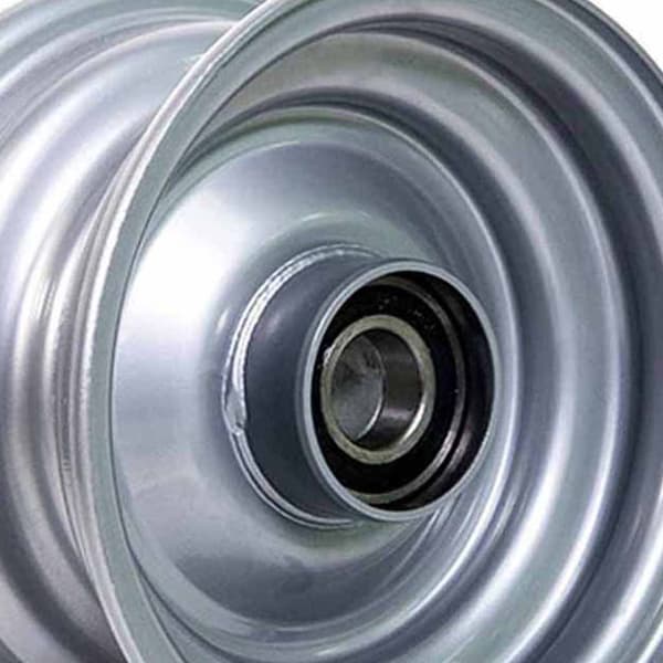18x9.50-8 Avokeskinen, nastoitettu, rotovator-korvakkeella varustettu tehtaanrengas 25 mm:n kuulalaakerilla.