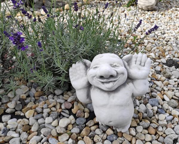 Liten prydnad utomhus / inomhus, stenfigur av troll "Du kommer inte att fånga mig"