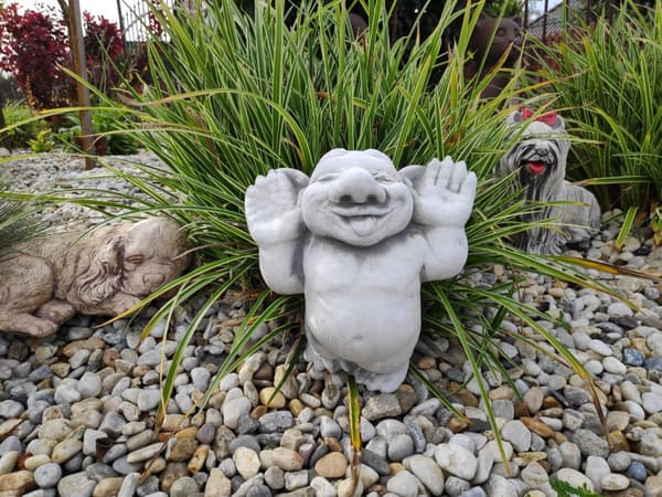 Liten prydnad utomhus / inomhus, stenfigur av troll "Du kommer inte att fånga mig"