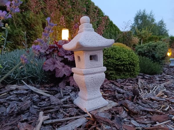 Pieni puutarhakoriste, ulkona oleva kivil lyhty, japanilaistyylinen pagodi "Hōkyōintō"