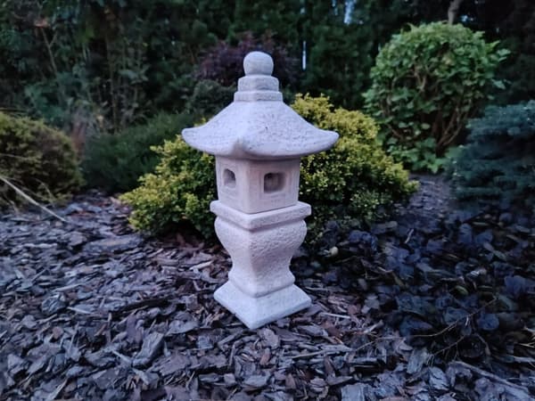 Pieni puutarhakoriste, ulkona oleva kivil lyhty, japanilaistyylinen pagodi "Hōkyōintō"
