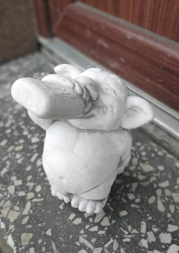 Staty av troll med romflaska, utomhus- eller inomhusstaty, liten dekoration, gjord av gjuten sten