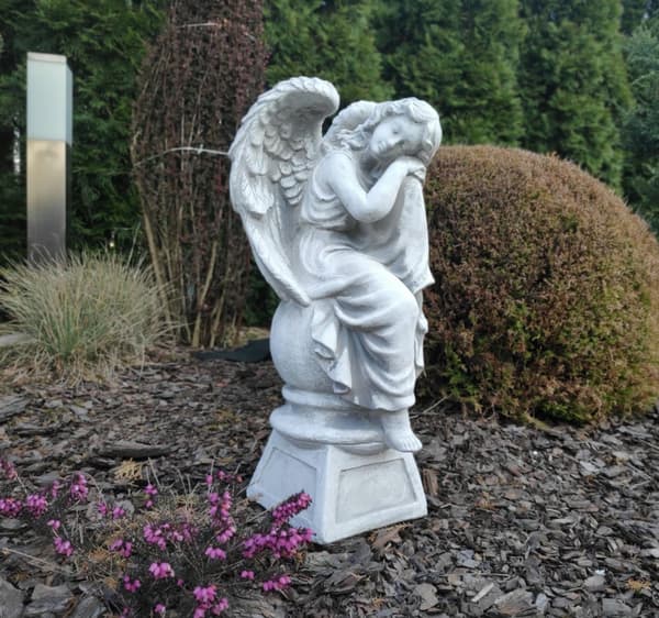 Skulptur af hvilende engel på piedestal, lavet af rekonstitueret sten, udendørs dekoration, figur