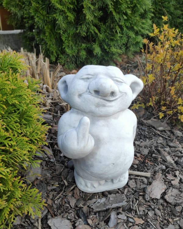 Liten statyett, rolig utomhus- eller inomhusdekoration - troll med långfinger 25cm, gjord av rekonstituerad sten