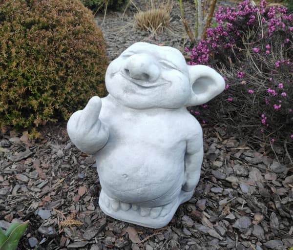 Liten statyett, rolig utomhus- eller inomhusdekoration - troll med långfinger 25cm, gjord av rekonstituerad sten