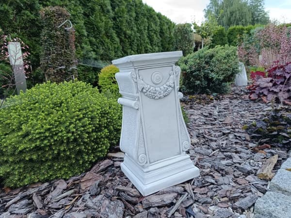Klassisk piedestal - elegant displayställ för konst och växter